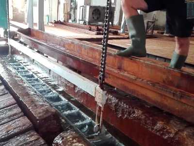 Il ghiaccio viene prodotto per "allagamento". Ci sono 640 stampi pieni di acqua dolce di acquedotto che, sorretti da un portastampi, vengono immersi 16 alla volta in una vasca lunga 15 metri e larga 4, al cui interno invece c�� dell�acqua salata 20 volte pi� del mare